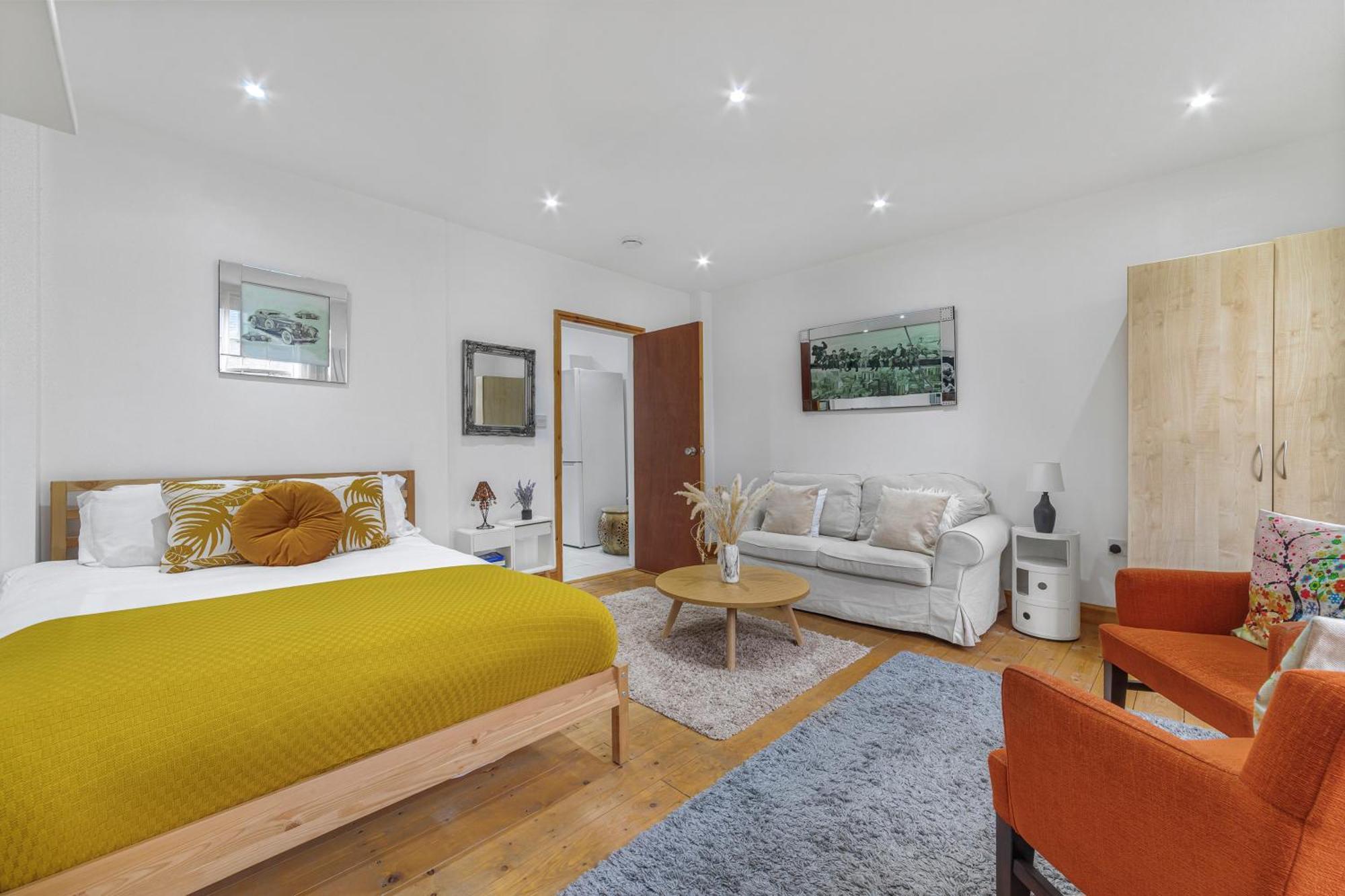 Flat On London's Famous Brick Lane - Historic Location In The Heart Of London's East End Londra
